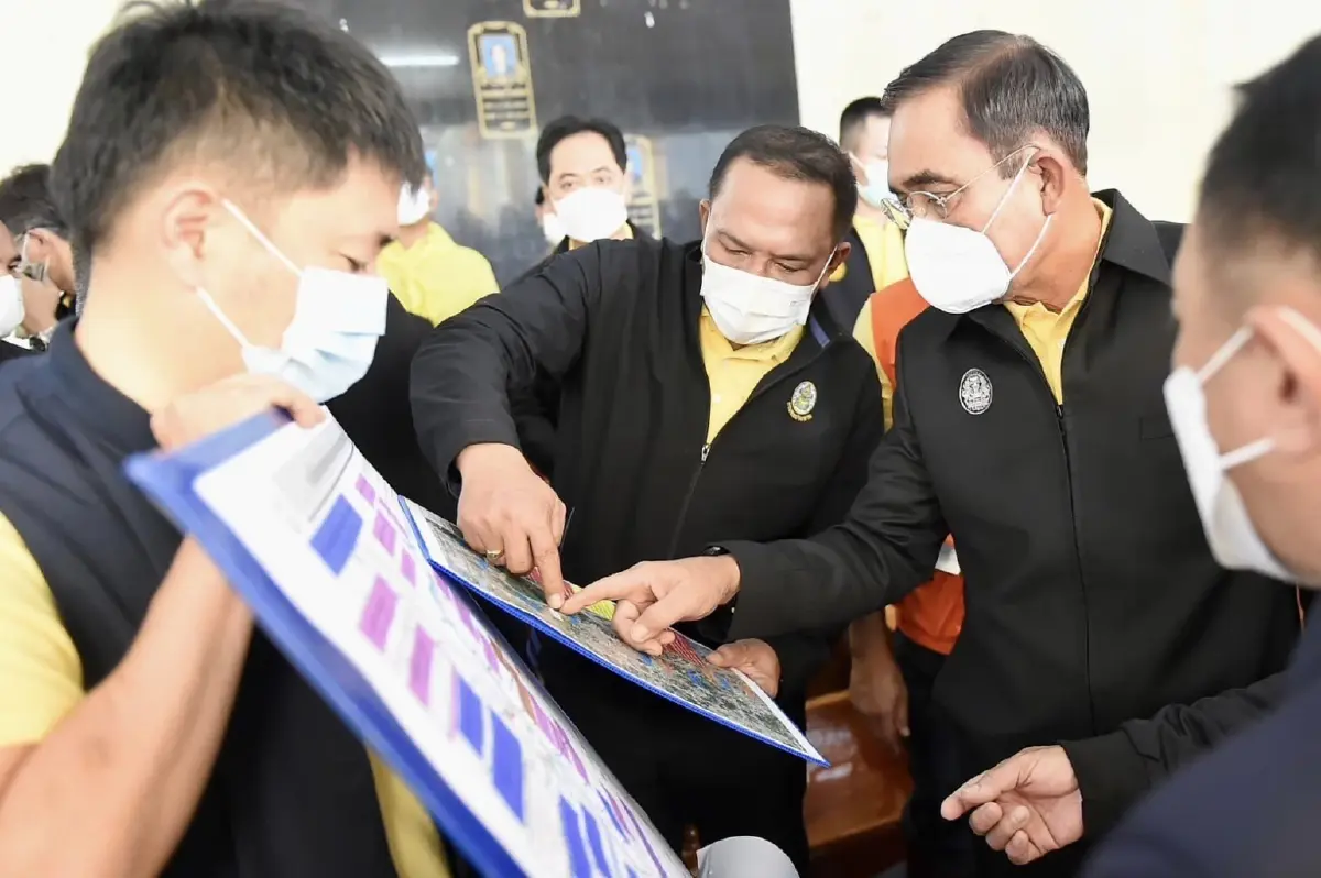 พล.อ.ประยุทธ์ จันทร์โอชา นายกรัฐมนตรี ลงพื้นที่เยี่ยมเยียนให้กำลังใจประชาชนประสบภัยน้ำท่วม นนทบุรี 