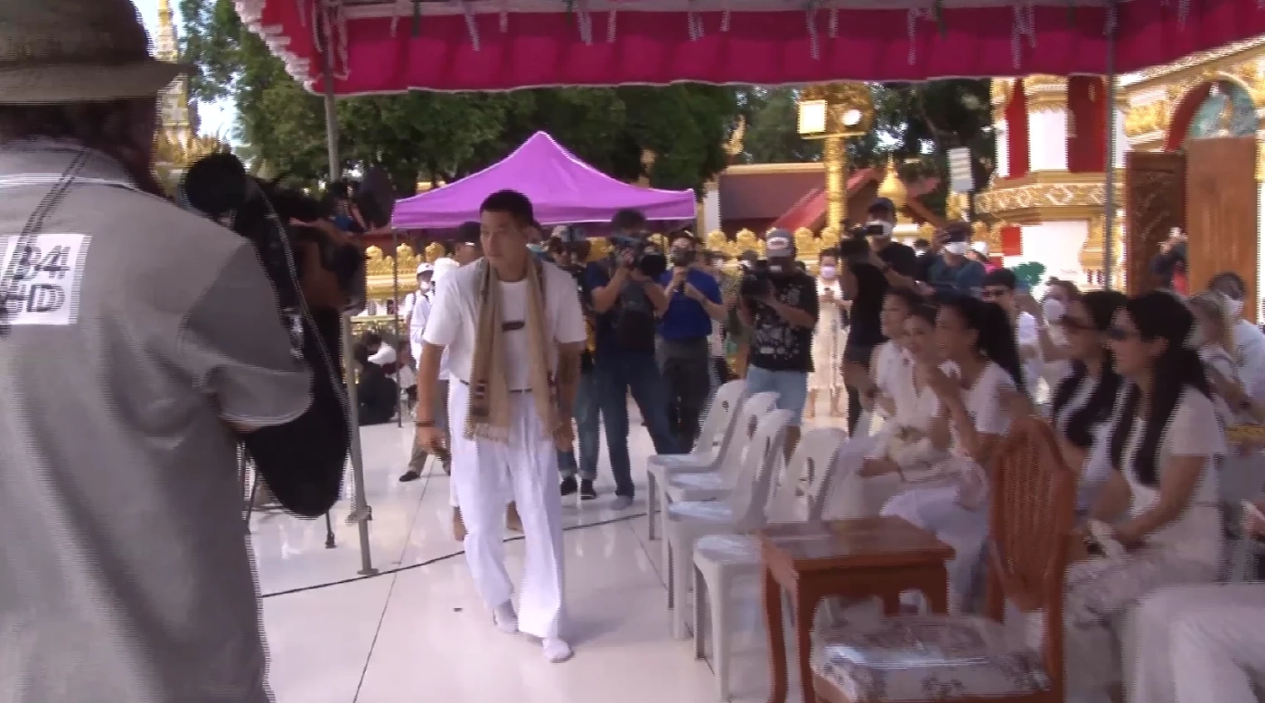 "โตโน่" ควงแฟนสาว นำเครื่องบวงสรวง ไหว้ขอพรองค์พระธาตุพนม (มีคลิป)