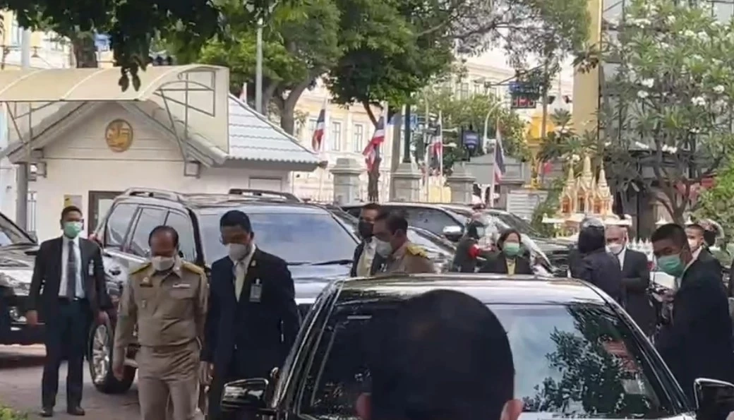 ประเดิมงานแรกหลังหยุดปฏิบัติหน้าที่นายกฯ ประชุมรับทราบสถานการณ์น้ำท่วมและแนวทางการแก้ปัญหา