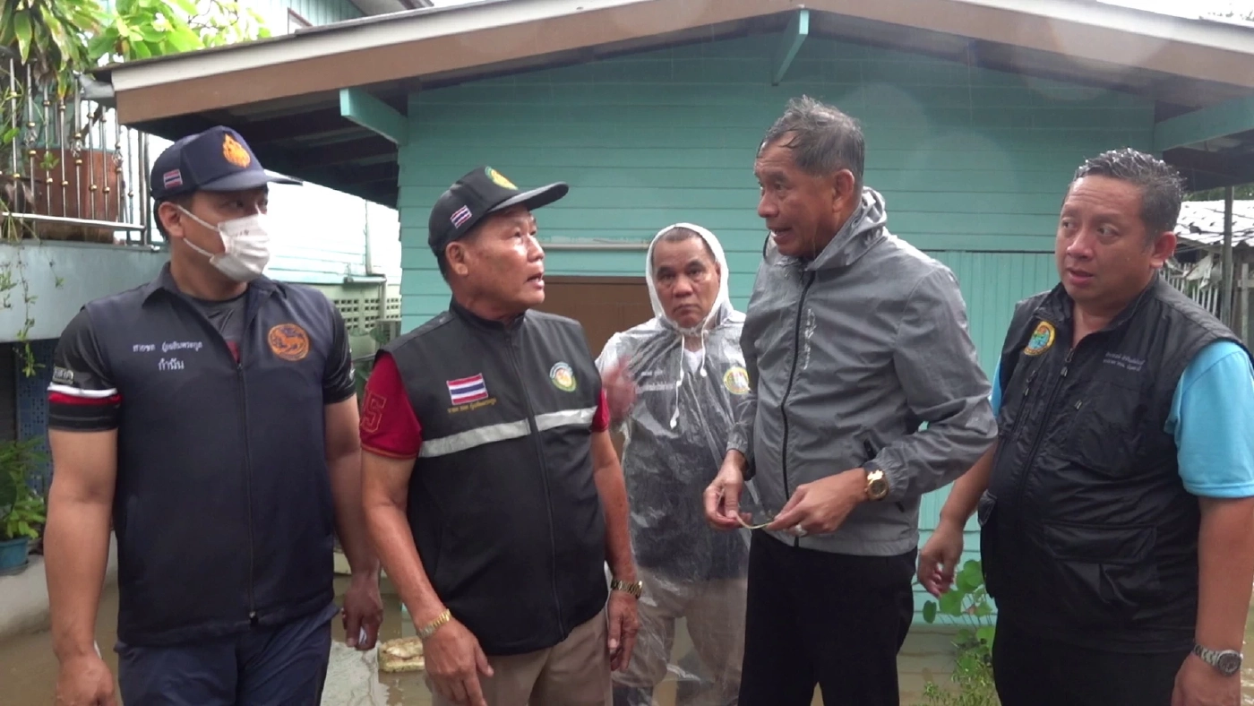 บิ๊กแจ๊ส ลุยเยี่ยมชาวบ้านน้ำท่วม ผงะเจอศพจมน้ำมา 3 วัน คาดถูกไฟฟ้าดูด