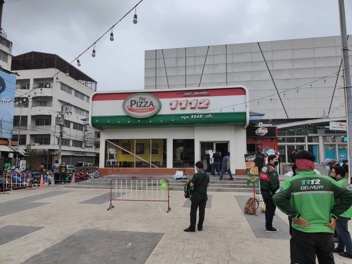 ระทึก!!! แก๊สระเบิดร้านพิซซ่าย่านราม 2 เจ็บ 8 ราย พบแก๊สรั่วก่อนระเบิด (คลิป)