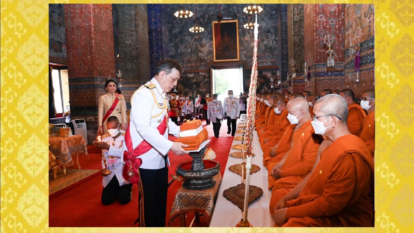 ในหลวง พระราชินี เสด็จฯ ถวายผ้าพระกฐิน วัดบวรนิเวศวิหาร และวัดมกุฏกษัตริยารามราชวรวิหาร
