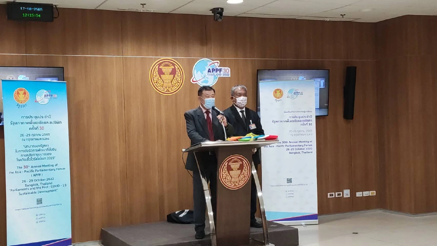 วัชระ เพชรทอง อดีต ส.ส.บัญชีรายชื่อ ปชป. และ วิลาศ จันทร์พิทักษ์ อดีต ส.ส.กทม. ปชป. แถลงกรณี เสาตอม่อออาคารรัฐสภาเกิดน้ำซึมรั่วหลายจุด ข้าราชการสภาโต้เดือด