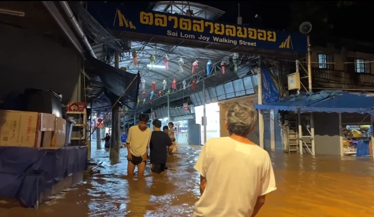 ระทึก ฝนถล่มหนักน้ำป่าดอยตุงหลากท่วมแม่สายกลางดึก