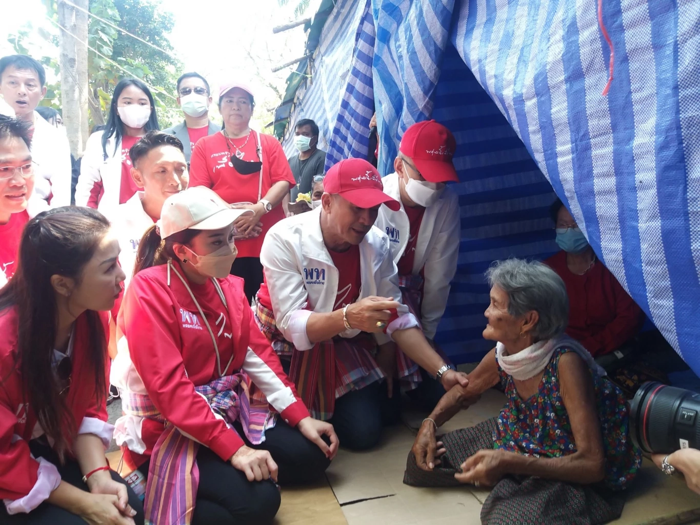 สอบถามความเป็นอยู่คุณยาย น้ำท่วม ขโขมยซ้ำ การช่วยเหลือน้อย