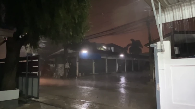 ระทึก ฝนถล่มหนักน้ำป่าดอยตุงหลากท่วมแม่สายกลางดึก