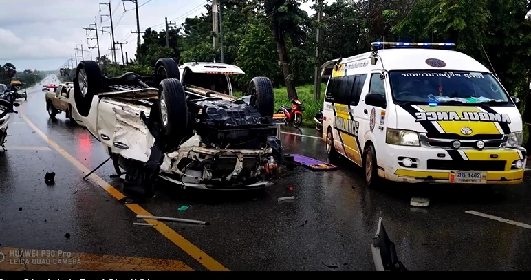 กระบะซิ่งฝ่าสายฝนเสียหลักชนแท็กซี่พลิกคว่ำล้อชี้ฟ้าเจ็บเพียบ (มีคลิป)