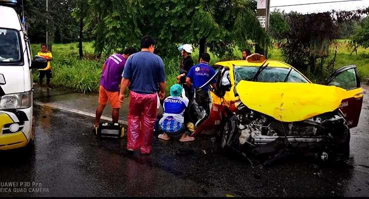 กระบะซิ่งฝ่าสายฝนเสียหลักชนแท็กซี่พลิกคว่ำล้อชี้ฟ้าเจ็บเพียบ (มีคลิป)