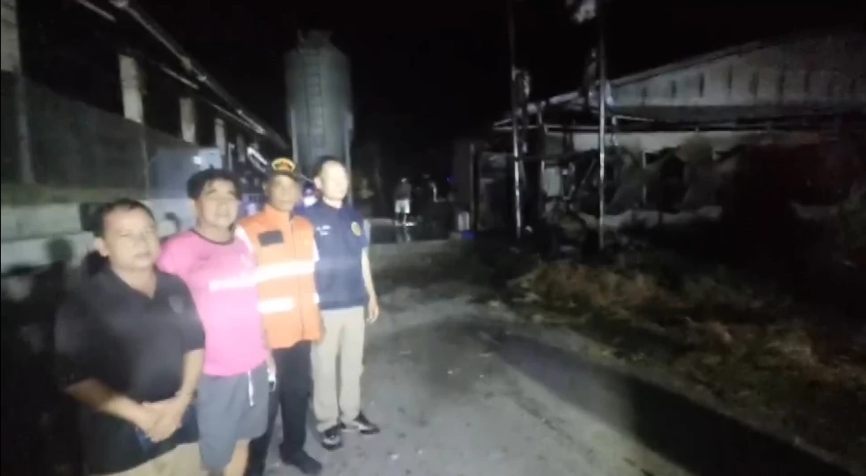 ร.ต.ต.สมชาย ภิรมย์ชาติ นายกเทศมนตรีเมืองชุมเห็ด พร้อม นายสมศักดิ์ วิวัฒนะกิจ รองนายกฯ นายเฉิน ฉ่ำศิริกุล กำนันตำบลชุมเห็ด 