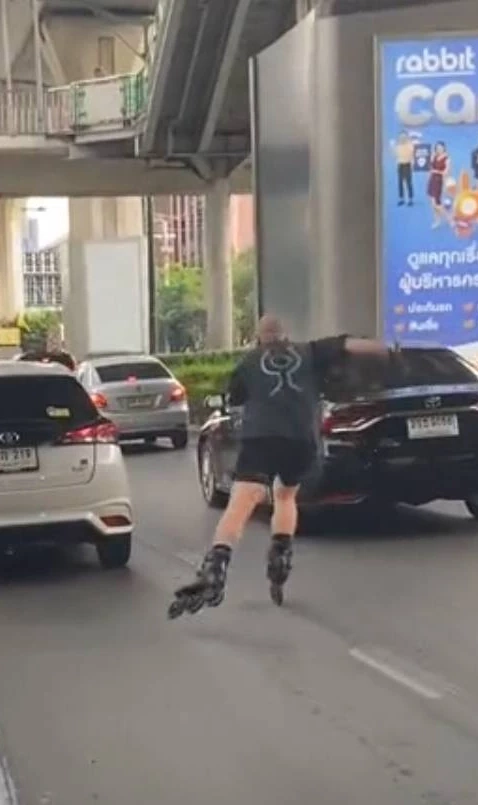 แจ้งข้อหา-ปรับหนุ่มแคนาดา เล่นสเก็ตกลางถนนสุขุมวิท 