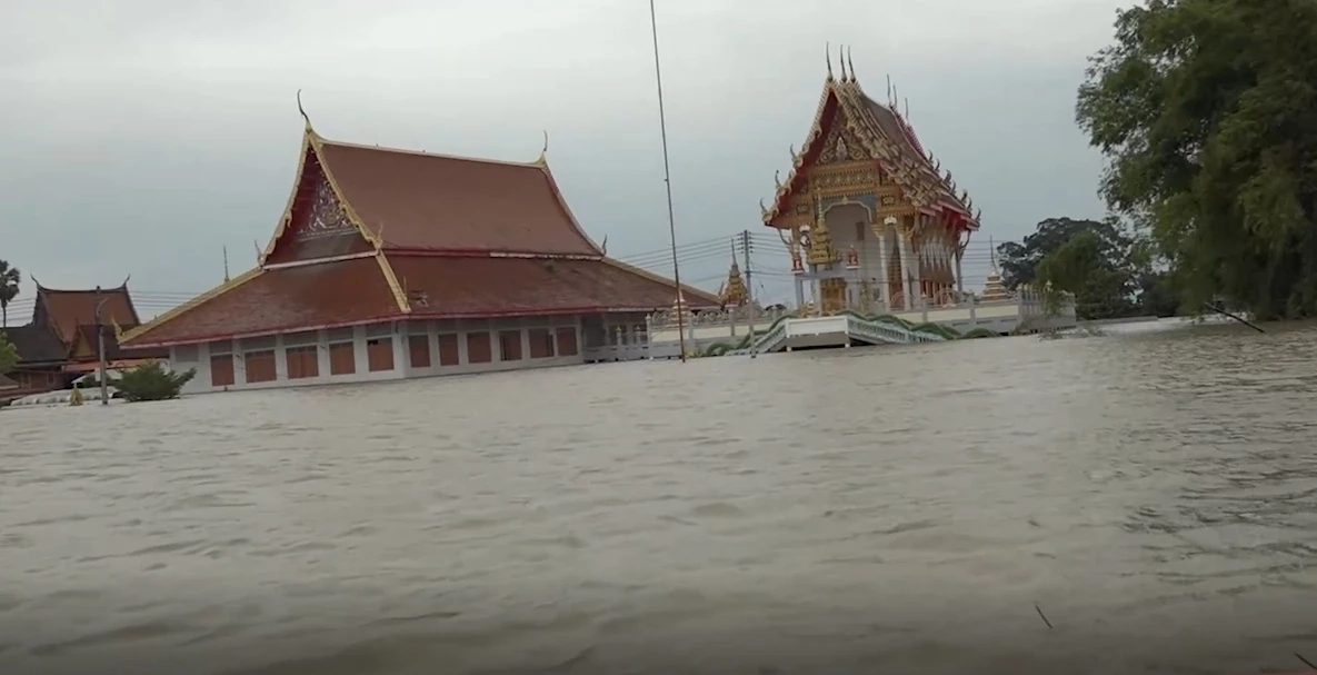 “น้ำท่วมอยุธยา”  ยังอ่วมหนัก “โบสถ์ไม้สักวัดดัง" พื้นระเบิดเสียหาย