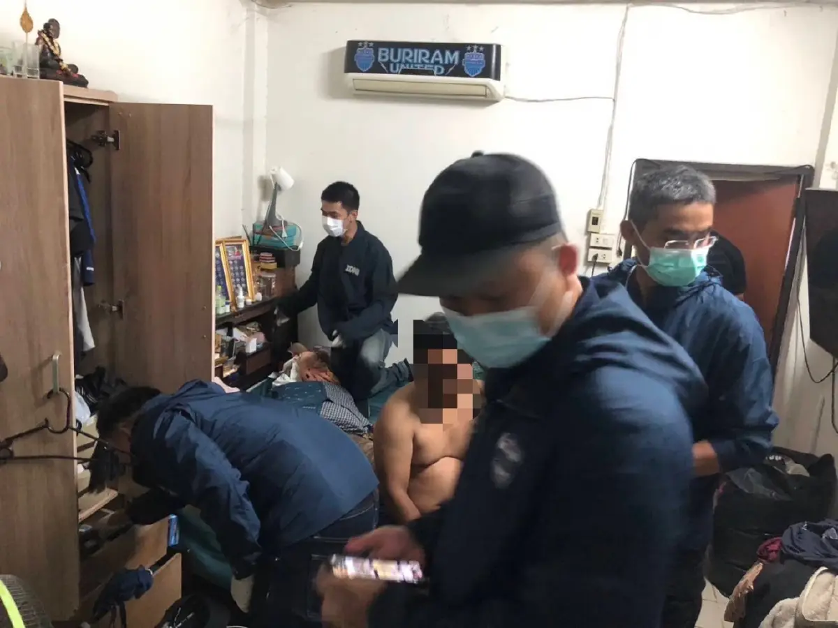 ตร.เร่งปราบปืนเถื่อน บุกจับหนุ่มใหญ่กลางกรุง พร้อมปืน-กระสุนเพียบ