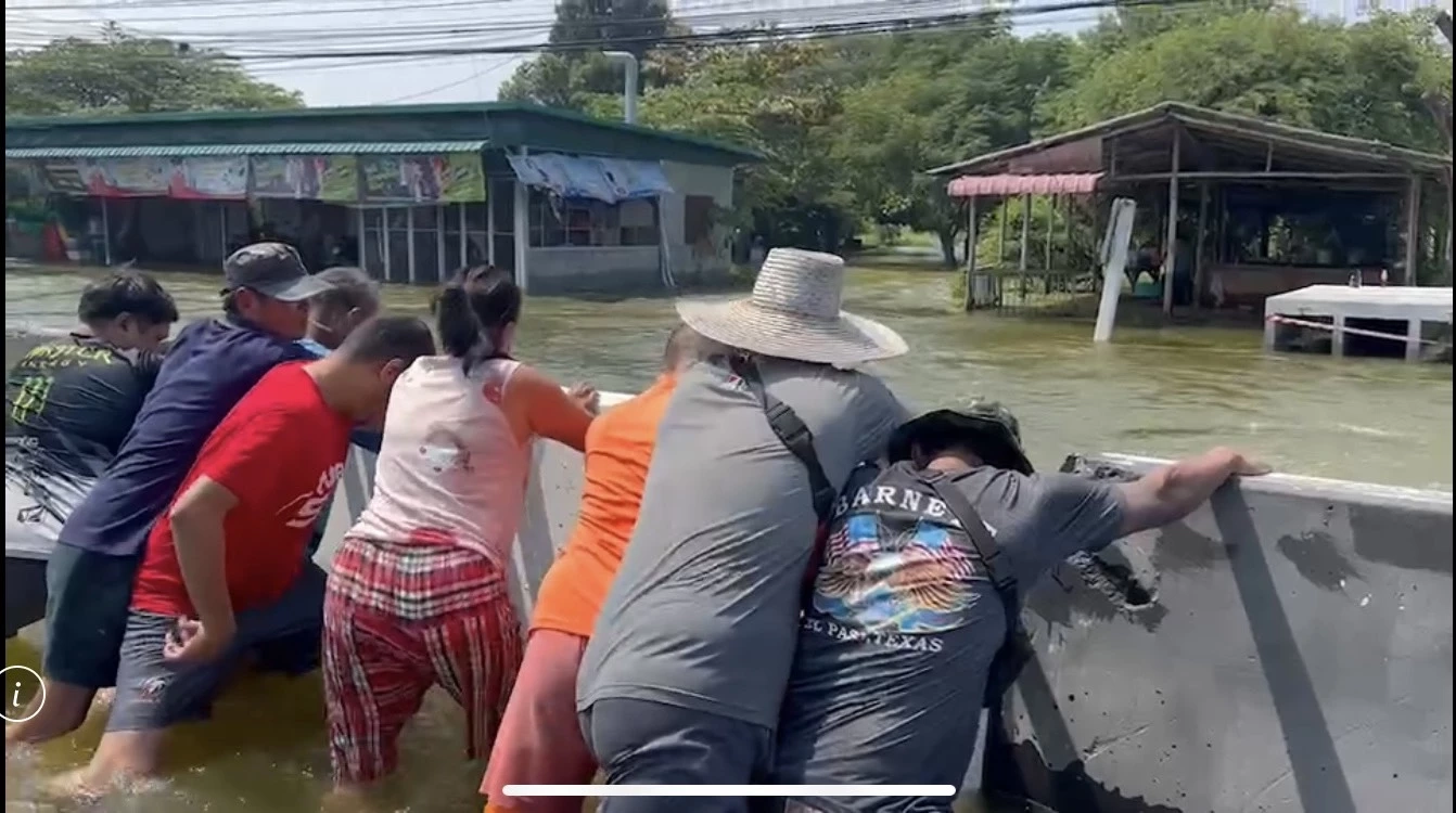 ชาวบ้านอ่างทอง ลุกฮือพัง"แบริเออร์"กลางถนน หลังบ้านท่วมมิดหลังคา (คลิป)