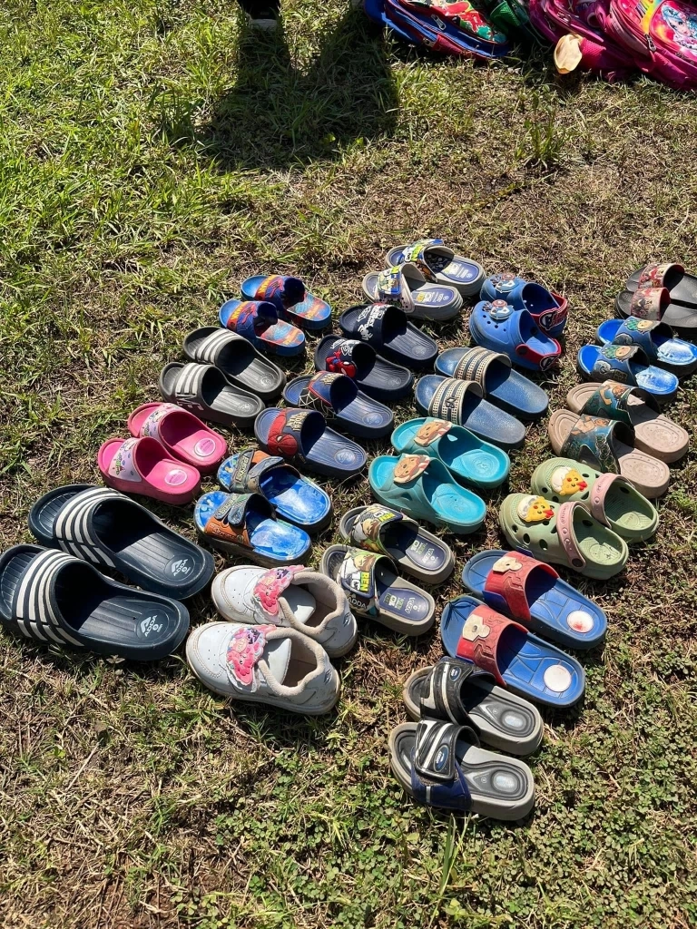 จนท.เข้าเคลียร์ที่เกิดเหตุกราดยิง เก็บกระเป๋า - รองเท้า ส่งคืนให้ผู้ปกครอง