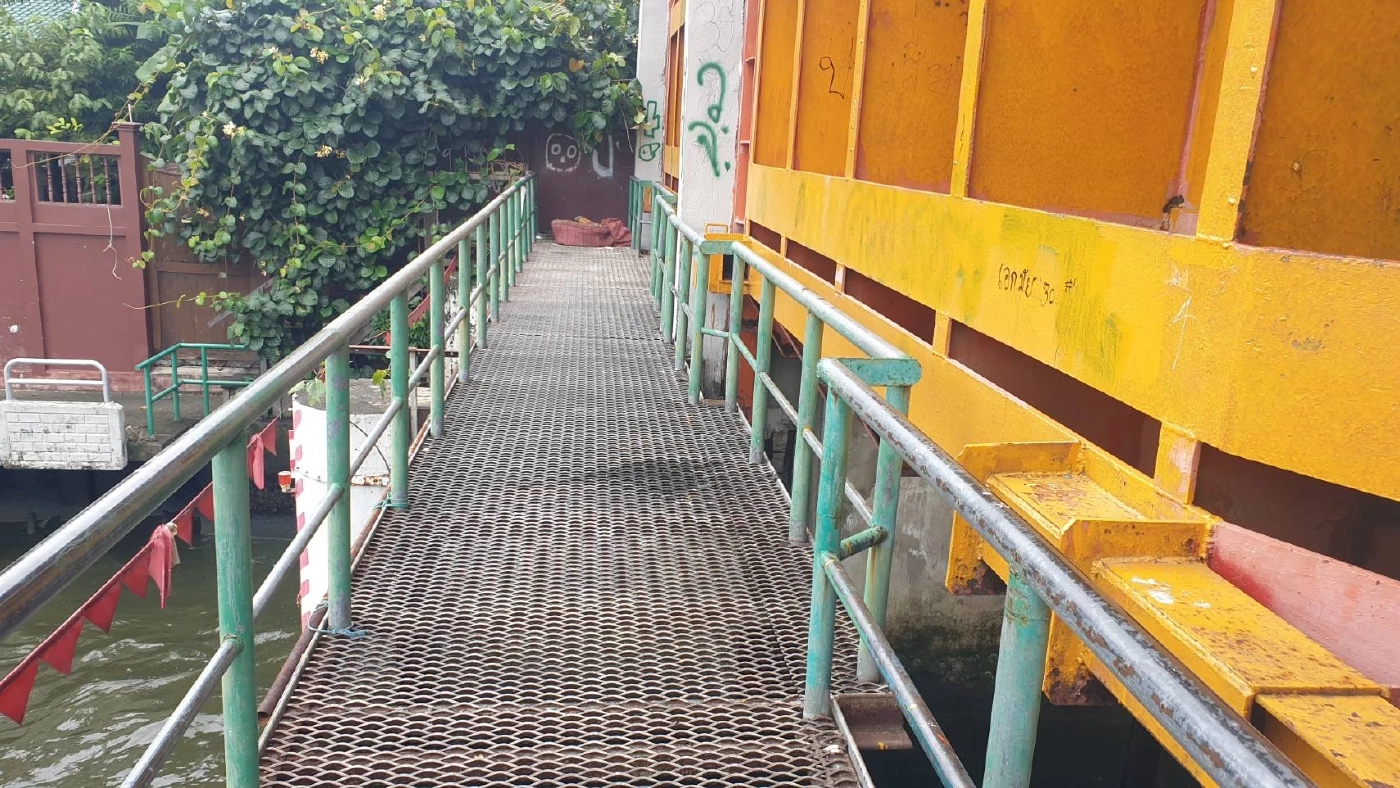 อันตราย แก๊งโจ๋ปาหินใส่เรือคลองแสนแสบ อาละวาด นั่งเรือเสี่ยงหัวแตก