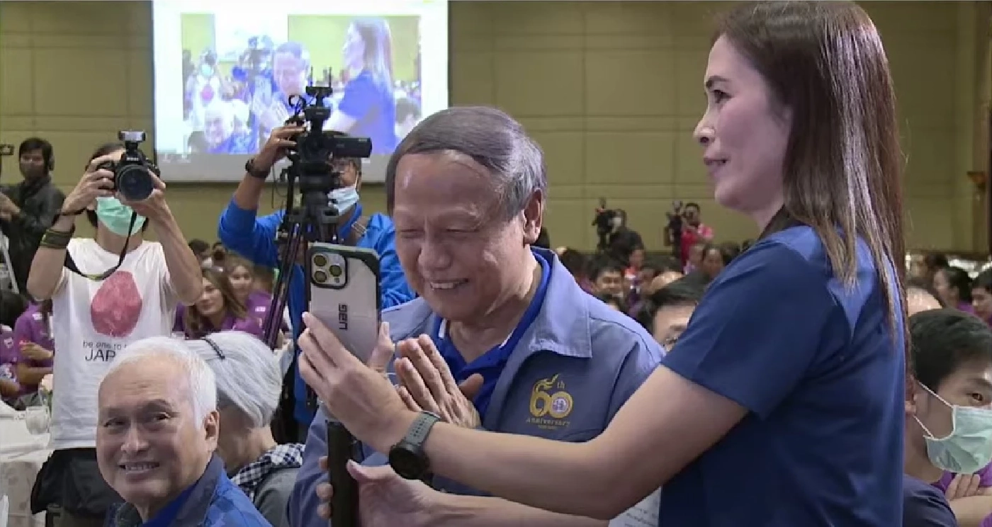 "ลุงป้อม" ชื่นชม "วอลเลย์บอลหญิงไทย" สร้างชื่อ อวยพรให้ขึ้นเบอร์ 1 โลก (คลิป)