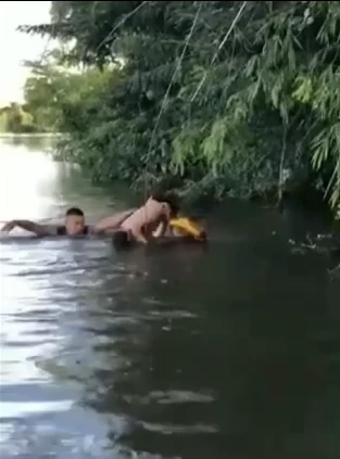 สุดยื้อ ภาพวินาทีชีวิต พ่อพยายามช่วยลูก 8 ขวบ แอบเล่นน้ำท่วม (มีคลิป)