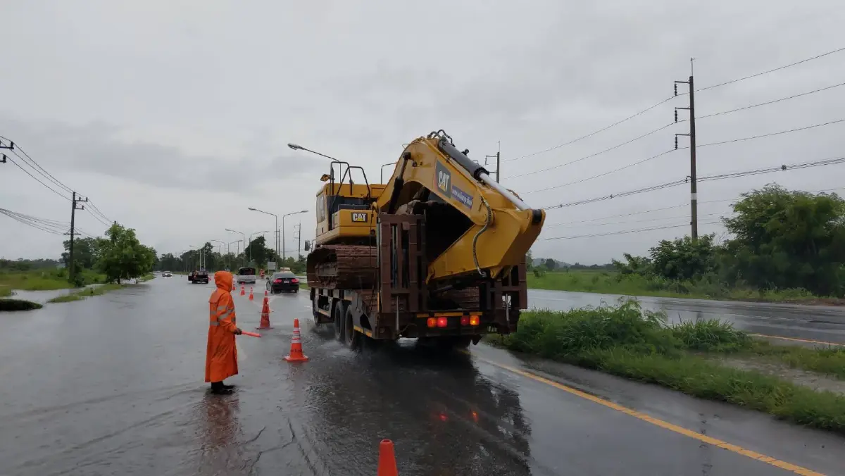 พิษน้ำป่าไหลหลาก  "ดินสไลด์" ทับเส้นทางขาขึ้นเหนือที่ “อุตรดิตถ์”