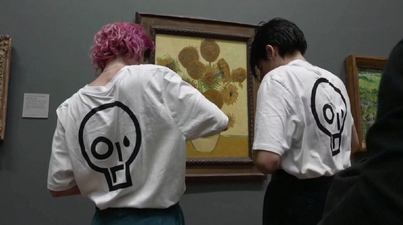 วัยรุ่นรักษ์โลกสาดซุปมะเขือเทศใส่งาน 'แวนโก๊ะห์'