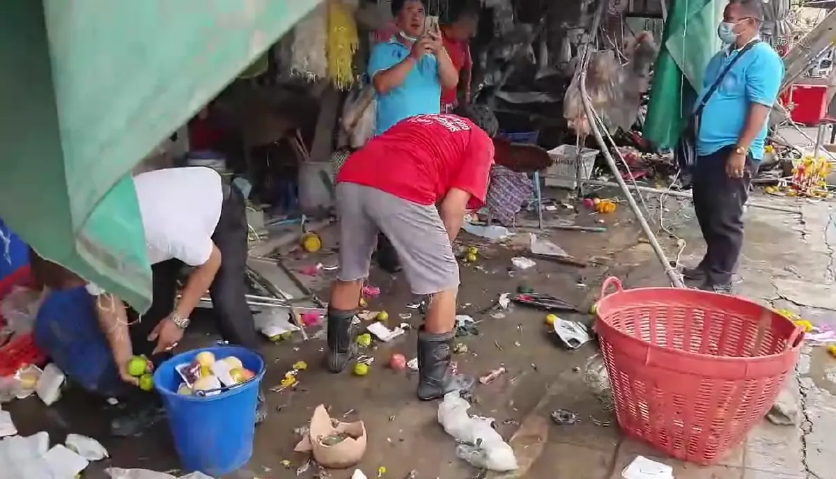 กระบะตู้ทึบหลับใน วิ่งฝ่าไฟแดง พุ่งชนร้านดอกไม้ พังยับ เจ็บ 3 ราย