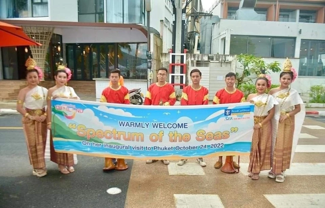 ชาวภูเก็ต แห่ยินดีต้อนรับเรือสำราญใหญ่สุดในเอเชีย ลำแรกในรอบ 3 ปี หลังผจญโควิด