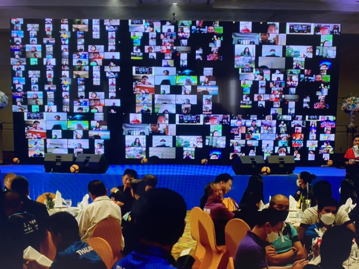 "ลุงป้อม" ชื่นชม "วอลเลย์บอลหญิงไทย" สร้างชื่อ อวยพรให้ขึ้นเบอร์ 1 โลก (คลิป)