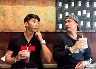 เอ๊ะยังไง!! ลูกชายอาฉลอง “กอล์ฟ กัญจน์”  โพสต์ภาพหวานจับมือคู่หนุ่มหล่อ