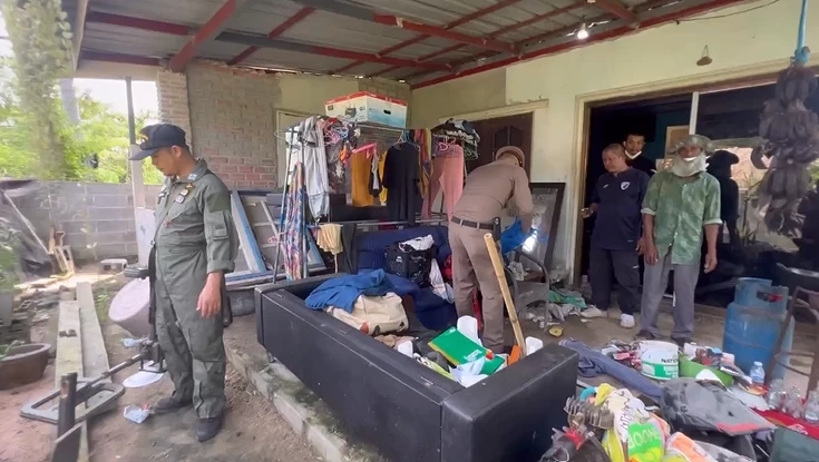 ตร. นำกำลังอีโอดี บุกค้นบ้านหนุ่มเมายาคลั่ง แทงแฟนสาว มีดจี้เป็นตัวประกัน