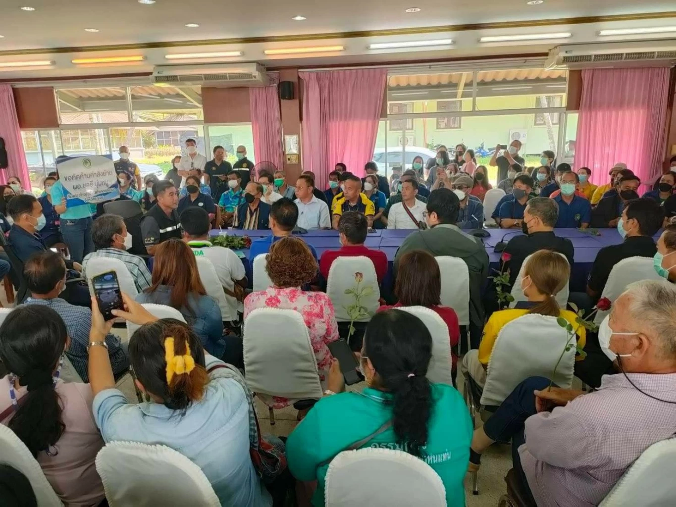 ชาวสวนทุเรียนให้กำลังใจและร่วมลงนามทำหนังสือคัดค้าน ย้าย นายชลธี นุ่มหนู มือปราบทุเรียนอ่อน 