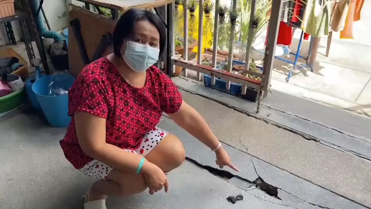ชาวบ้านสมุทรปราการ ผวาบ้านทรุดตัว พบเป็นบ่อปลาเก่า (มีคลิป)
