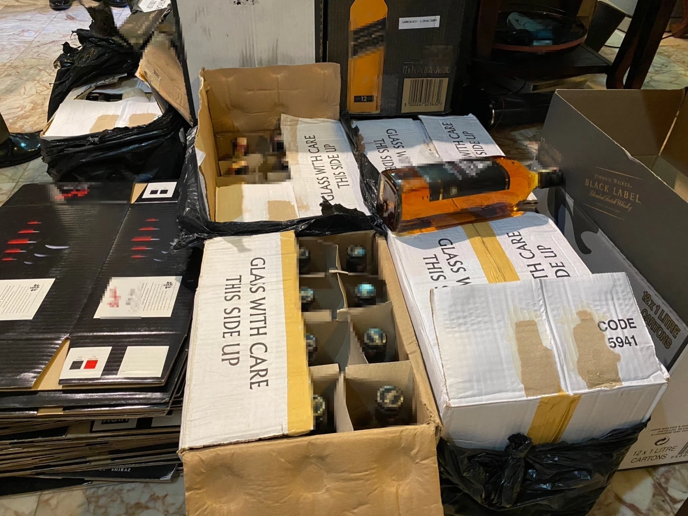 บุกทลายแหล่งผลิตเหล้าปลอม ส่งขายผับ ย่านมีนบุรี