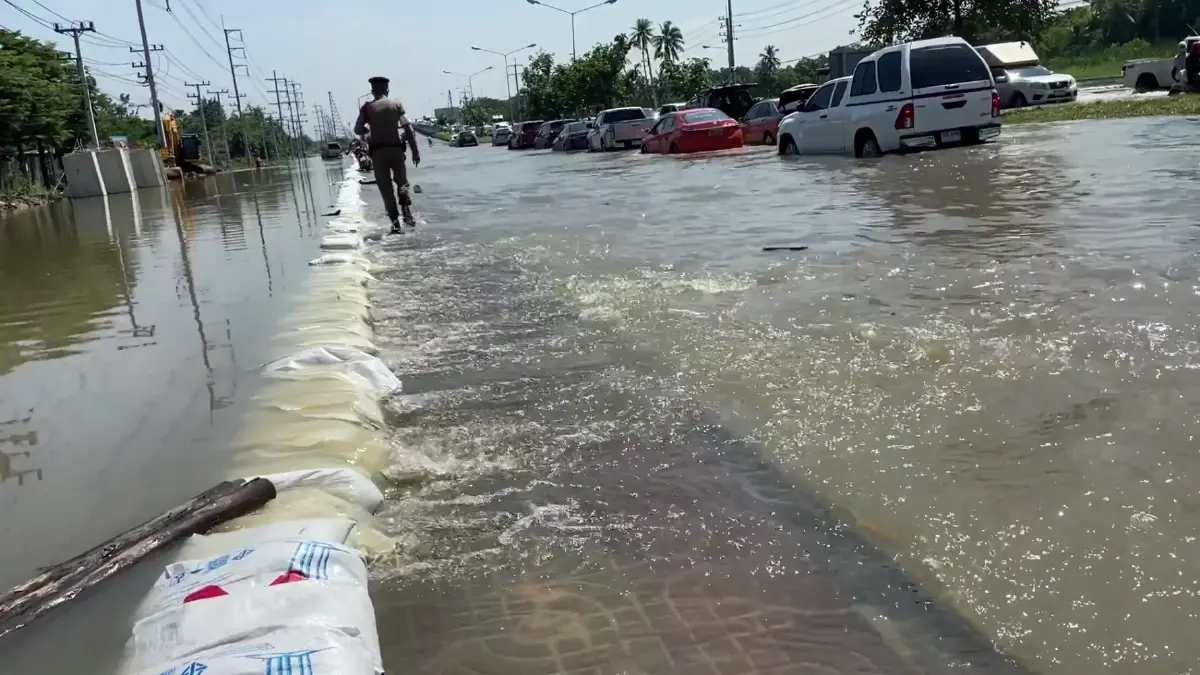 "ท่าจีน" ทะลักอีกรอบ! "ถ.บรมราชชนนี" ท่วมสูงกว่าทุกวัน ทำรถดับนับสิบ