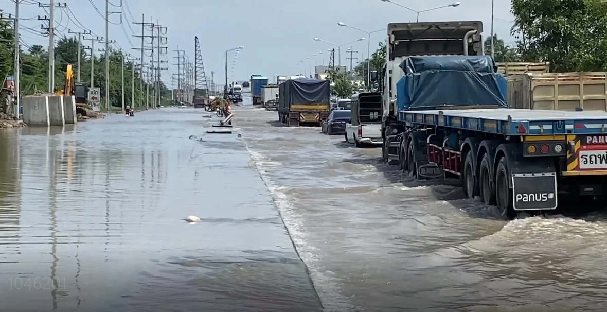 อ่วม “แม่น้ำท่าจีน” ทะลักท่วม “ถนนบรมราชชนนี”  รถติดยาวกว่า 10 กม.