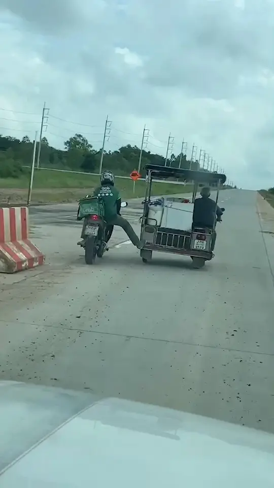 ชื่นชมไรเดอร์น้ำใจงาม อาสาช่วยคุณตาเครื่องดับกลางทาง ยันรถ จยย.พ่วงข้าง