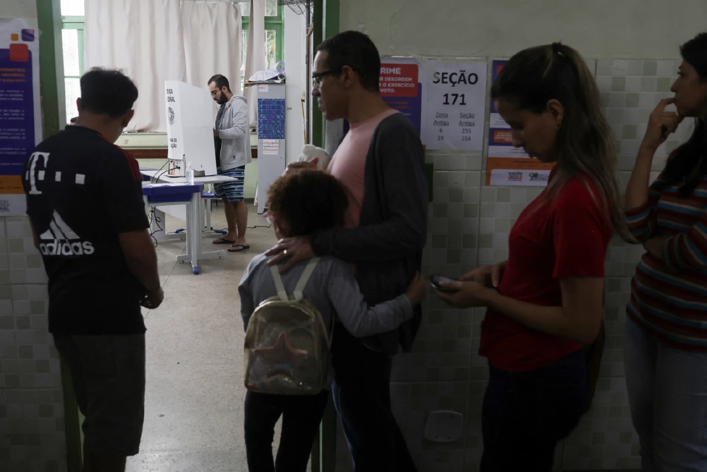 เลือกตั้งผู้นำบราซิลสูสีผิดคาด ต้องลุ้นรอบสอง