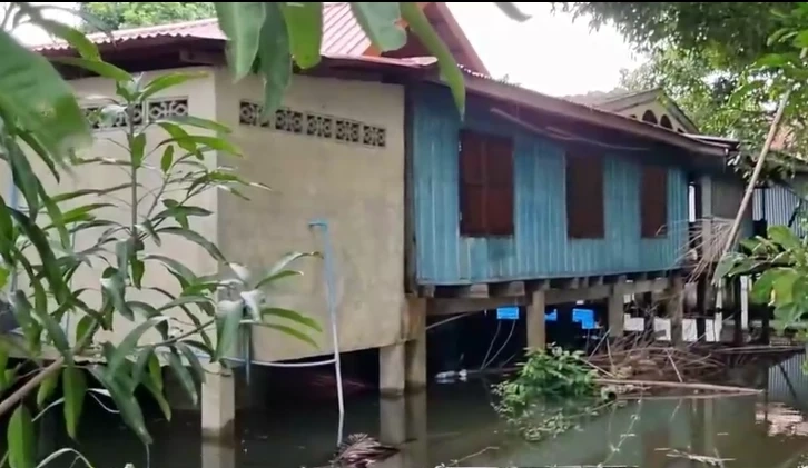 "อำเภอดอนพุด" อ่วม รับน้ำแทนคนกรุง เข้าท่วมทุ่งกว่า 8 หมื่นไร่ สูงกว่า 3 ม.