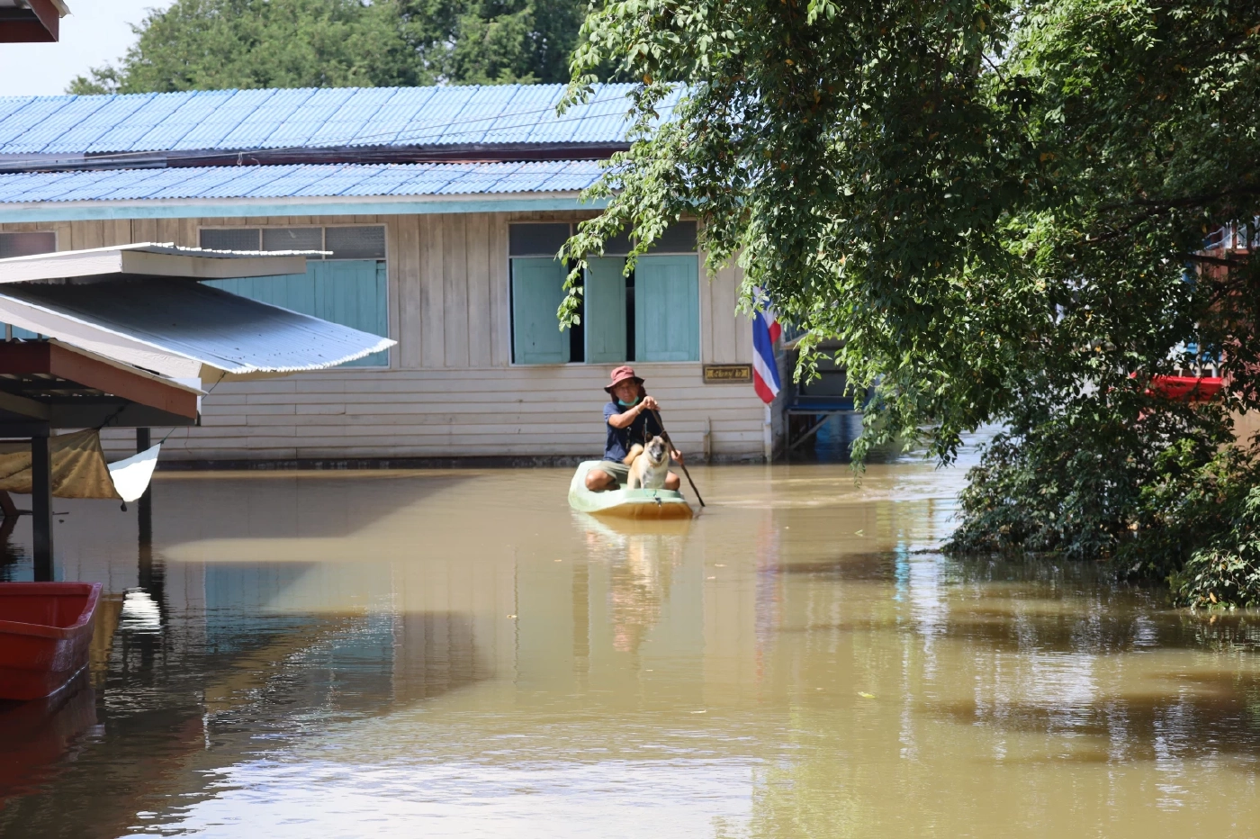 ชาวอยุธยาสุดทน ฉะการบริหารน้ำกรมชลประทาน ปล่อยน้ำท่วมนาน 3 เดือน