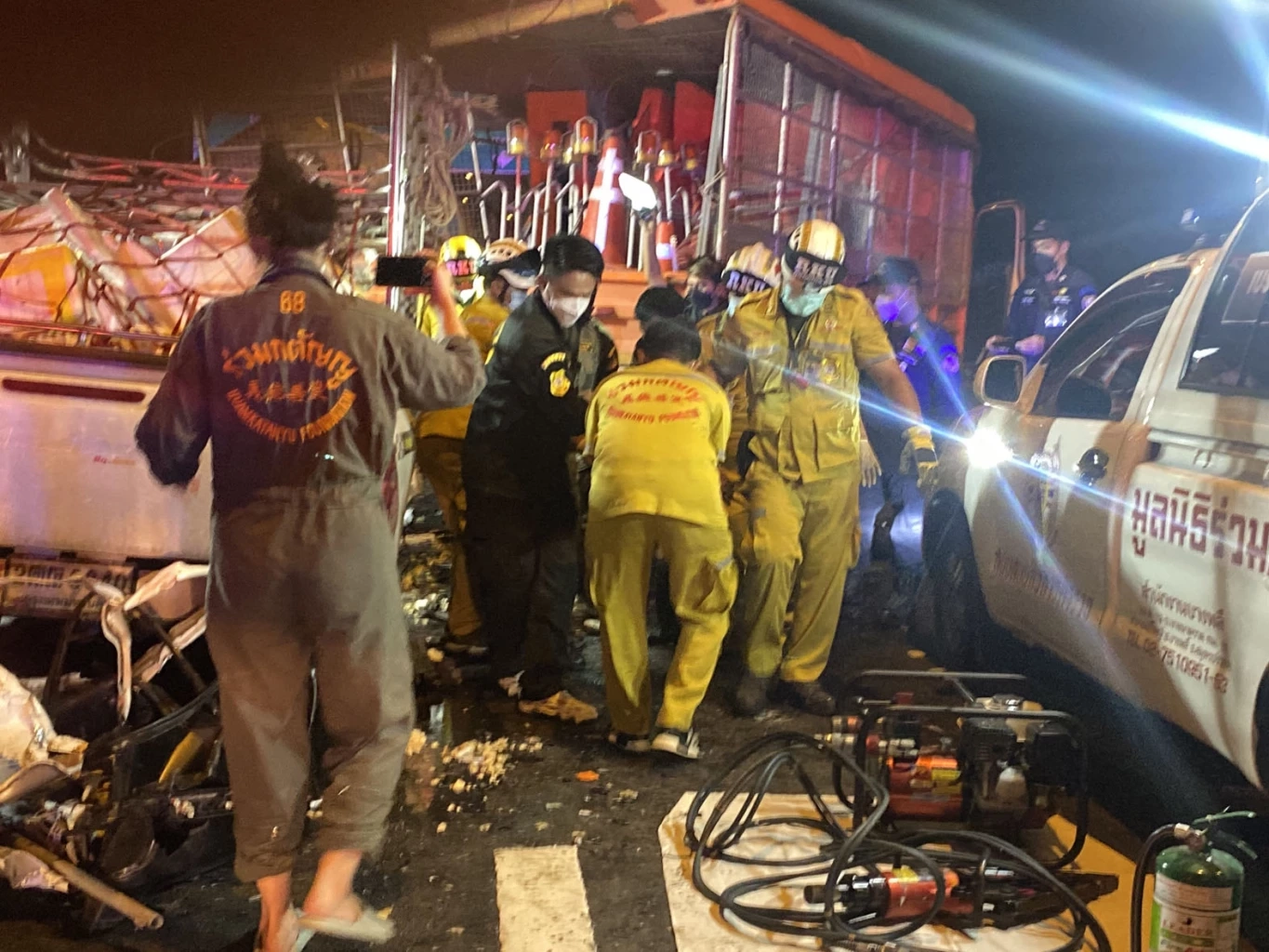 สุดสยอง! กระบะซิ่งแข่งทางด่วนบูรพาวิถี เสย 6 ล้อตีเส้นจราจร ดับ 1 สาหัส 4