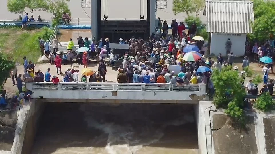 ชาวอยุธยา 2 อำเภอ เผชิญหน้าเจรจา ลดการระบายน้ำ ประตูคลองบางกุ้ง