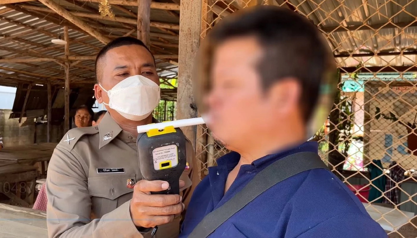 พังยับ! หนุ่มเมาควบกระบะชนซาเล้ง ยาย 82 ปี รอดปาฏิหาริย์