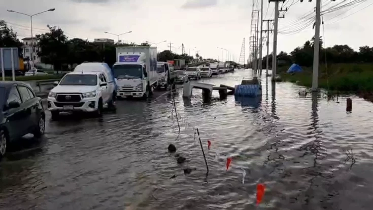 นครปฐมท่วมแล้วทั้ง 7 อำเภอ ปภ.เตือน อาจมีน้ำเพิ่มขึ้น 30 เซนติเมตร