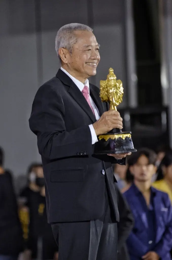 กองทัพคนบันเทิงคุณภาพ เข้าร่วมรับ “รางวัลตรีเทพทองคำ 2565”