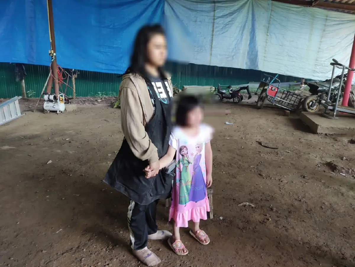 ตร.ล้อมจับชายคลุ้มคลั่ง จับเมีย-ลูก 6 ขวบ ขังในบ้าน