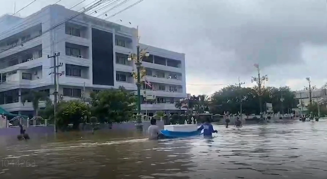 สลด “ชัยภูมิ” อ่วมหนัก ชาวบ้านแบกโลงศพ ขึ้นเรือฝ่าน้ำท่วม