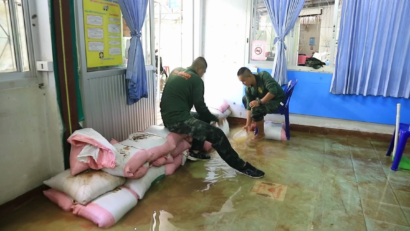 น้ำชีเอ่อล้นตลิ่งท่วมรพ.สุขภาพตำบล เร่งสูบน้ำออกก่อนท่วมห้องฉุกเฉิน