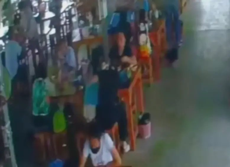 นาทีชีวิต เปิดวงจรปิด เจ้าของร้านก๋วยเตี๋ยวช่วยเด็กอาหารติดคอ รอดหวุดหวิด