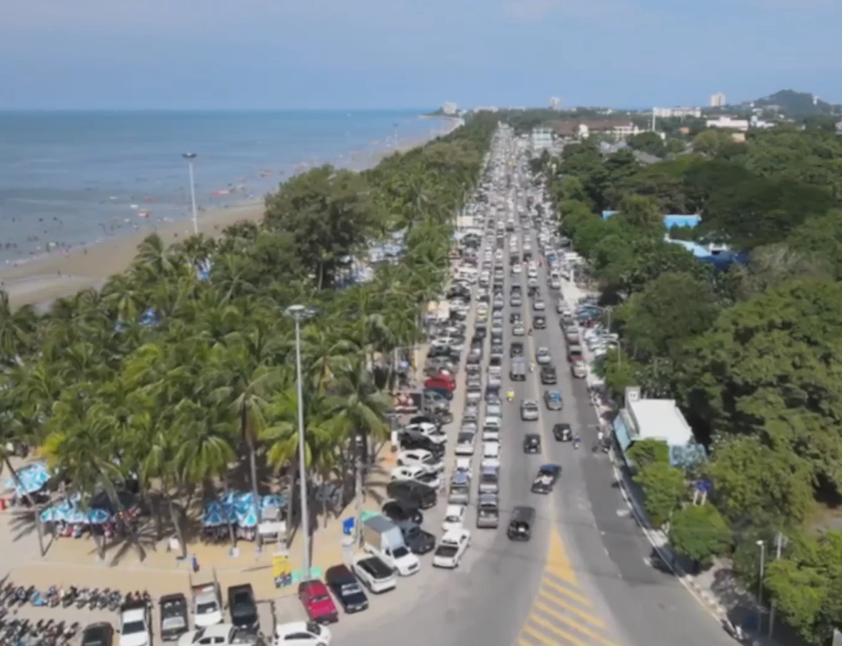 บางแสนแตก นักท่องเที่ยว แห่เล่นน้ำทะเล ช่วงวันหยุดยาว