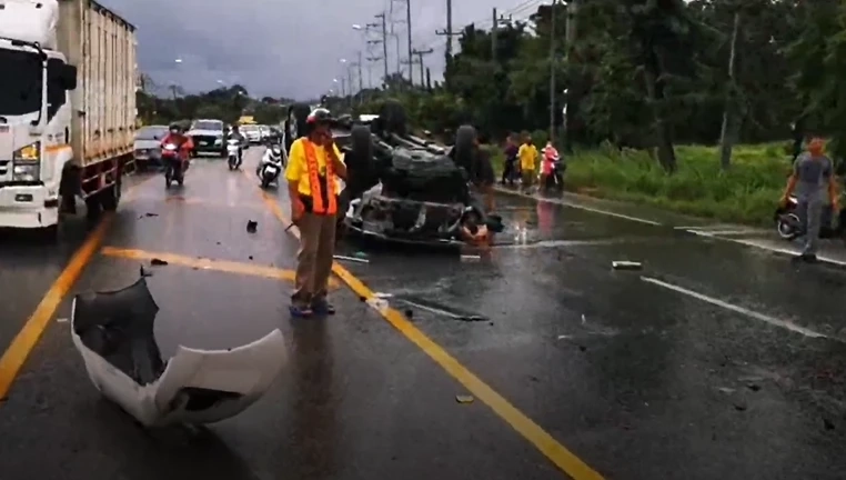 กระบะซิ่งฝ่าสายฝนเสียหลักชนแท็กซี่พลิกคว่ำล้อชี้ฟ้าเจ็บเพียบ (มีคลิป)