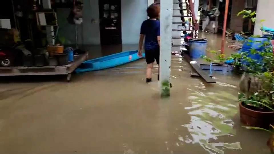 "เจ้าพระยา" วิกฤต ทะลักท่วมเกาะเมืองอยุธยา เร่งกู้ 6 ชุมชน