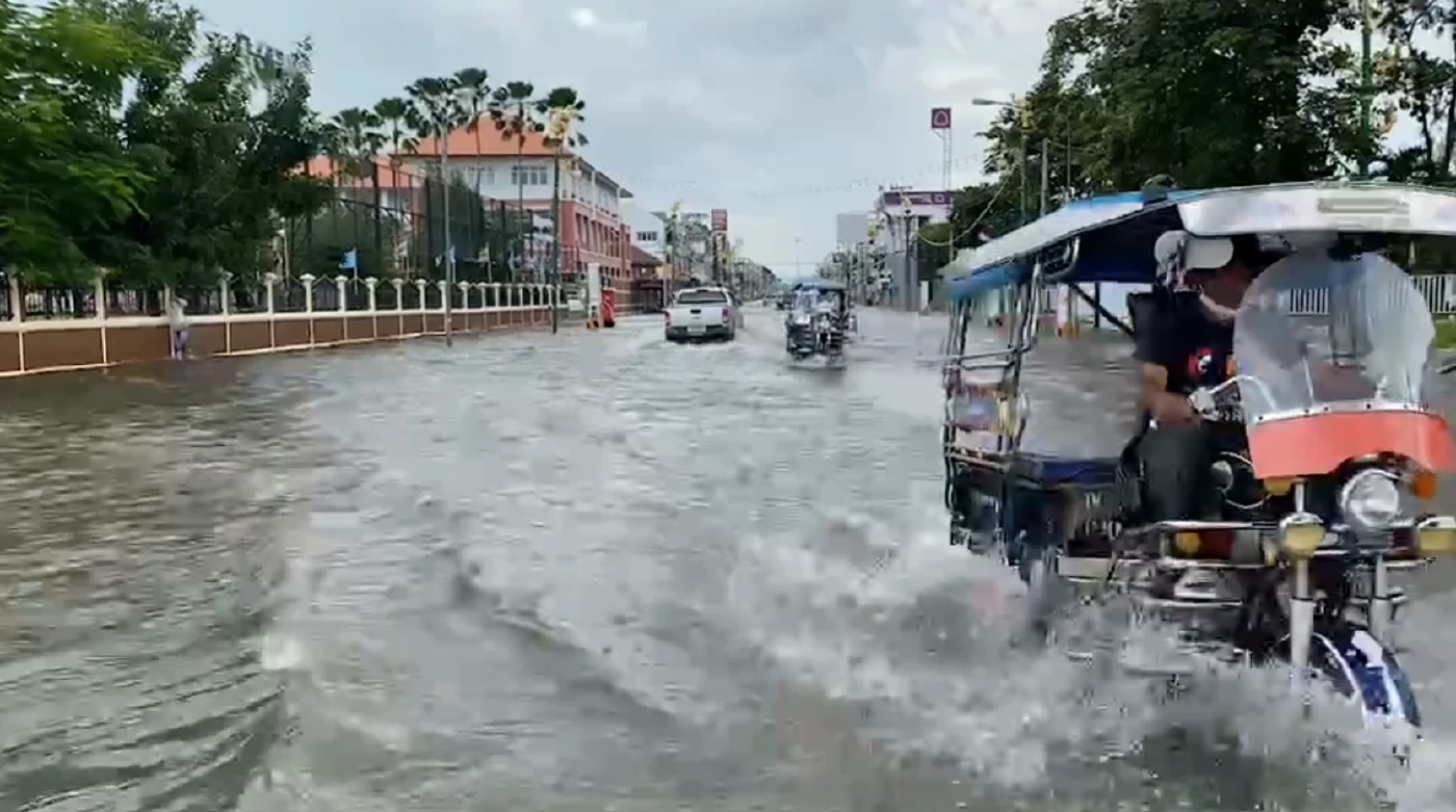 ชัยภูมิระทึก!! น้ำป่าทะลักท่วมโซนเศรษฐกิจหนักอีกระลอก (มีคลิป)